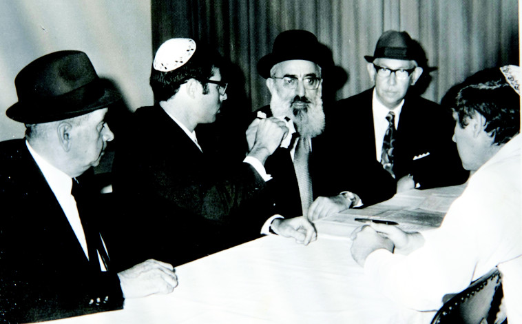 הרב גורן והחתן הנרגש יעקב שגיב במעמד הכתובה, צילום: יוסי אלוני