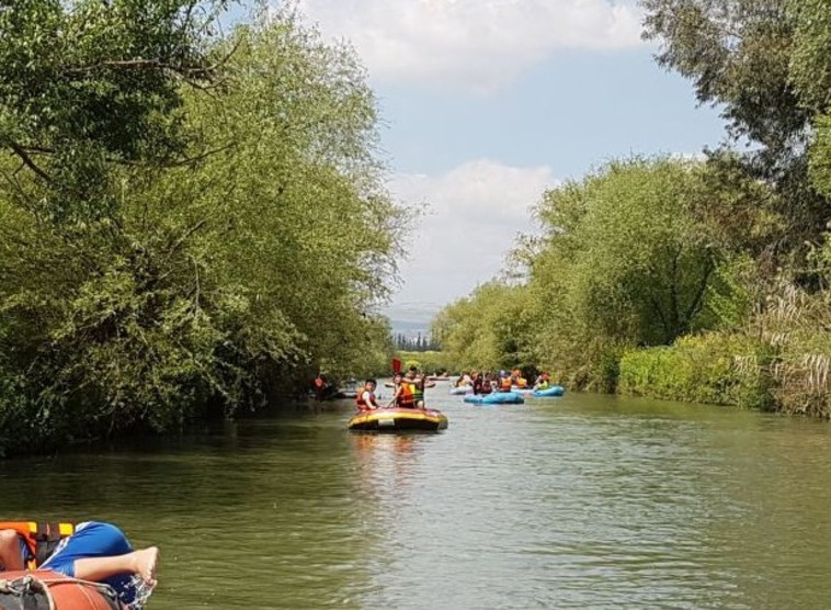מטיילים בקאייקים, היום בצפון. צילום: אבשלום ששוני