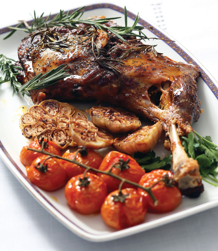 כתף טלה בתנור, שום ועגבניות שרי צלויות. צילום: אריאל בשור