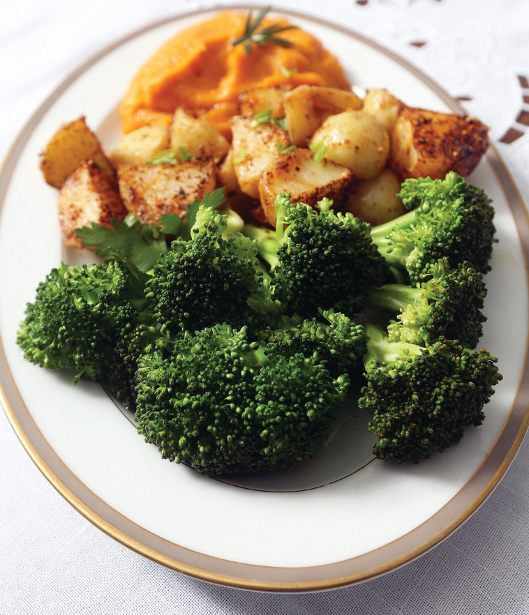 תפו&quot;א צלויים, פרחי ברוקולי ופירה בטטה. צילום: אריאל בשור