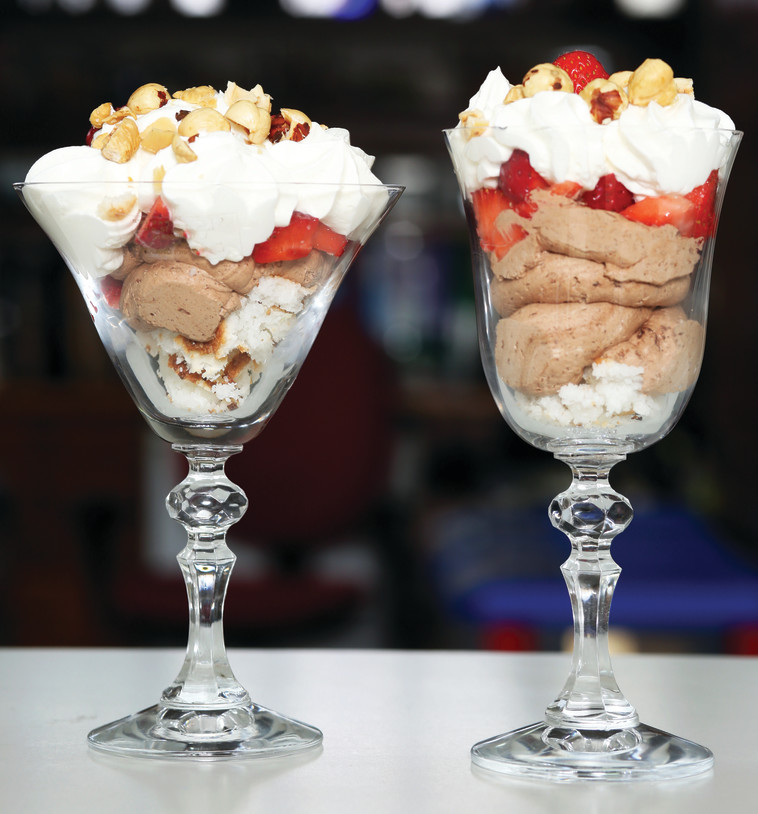 מוס שוקולד ותותים. צילום: אריאל בשור