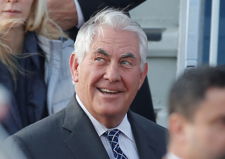 טילרסון עם נחיתתו במוסקבה. צילום: רויטרס