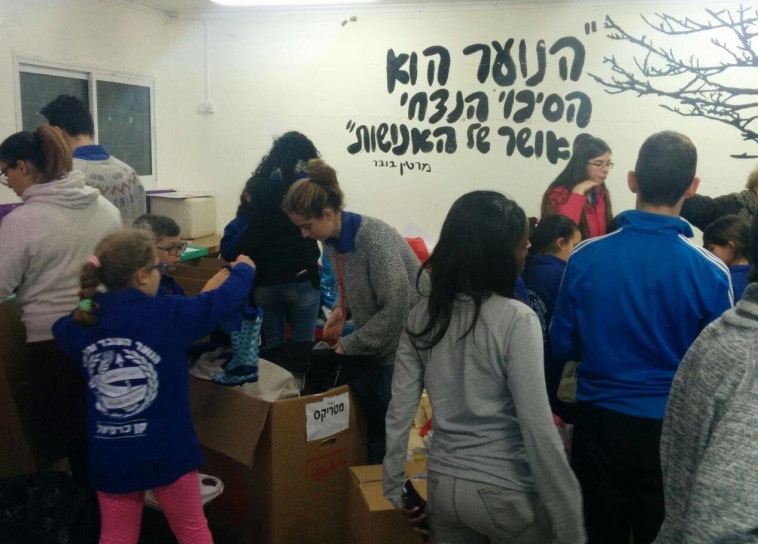 מתנדבים ואוספים מוצרים לארגזים. צילום: הנוער העובד והלומד