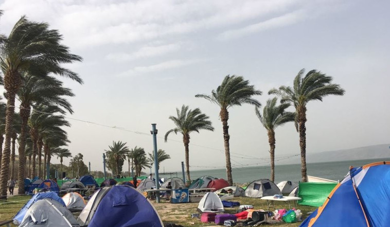 מטיילים בכנרת במהלך הפסח, צילום: רשות הכנרת