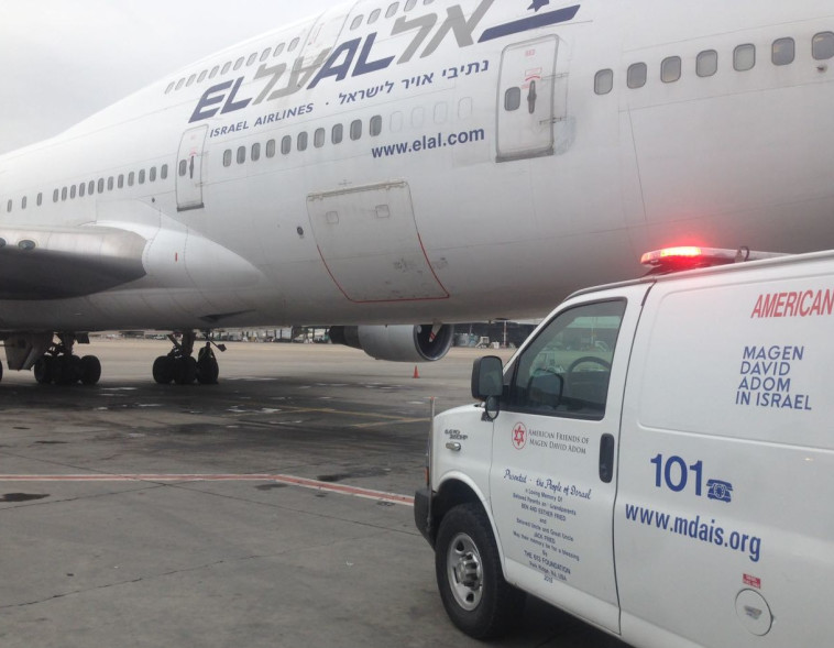נחיתת המטוס שפינה את ורדית אלון. צילום: דוברות מד&quot;א