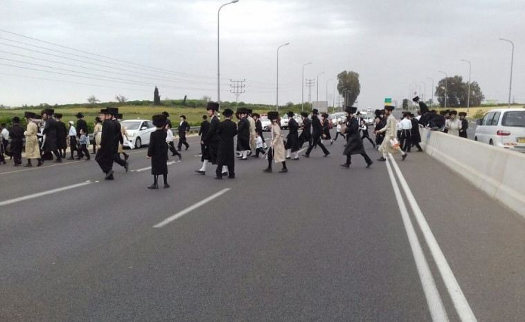 הפגנת החרדים הערב בכביש 4. צילום: דוברות המשטרה