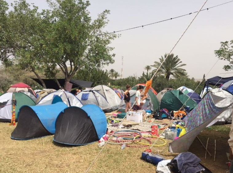 מטיילים בגן הלאומי גן השלושה