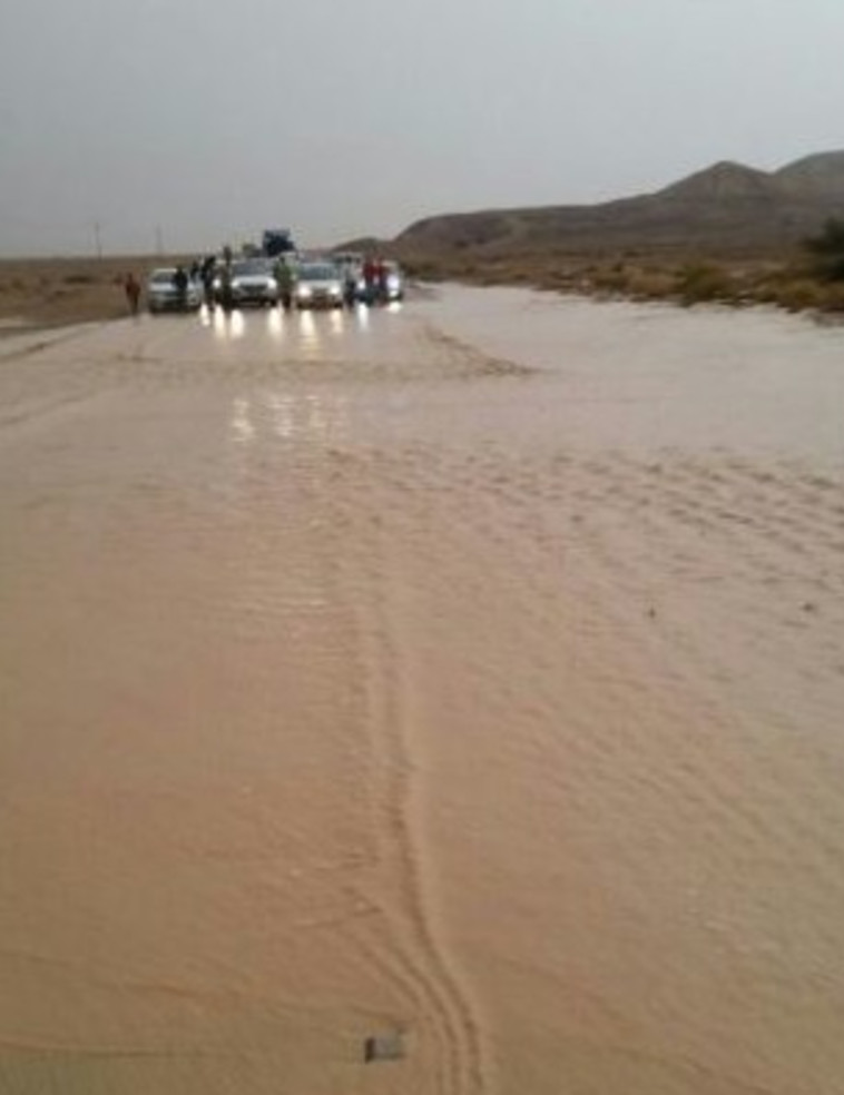 השיטפונות בדרום. הביאו לחסימת היציאה מאילת. צילום: דוברות המשטרה