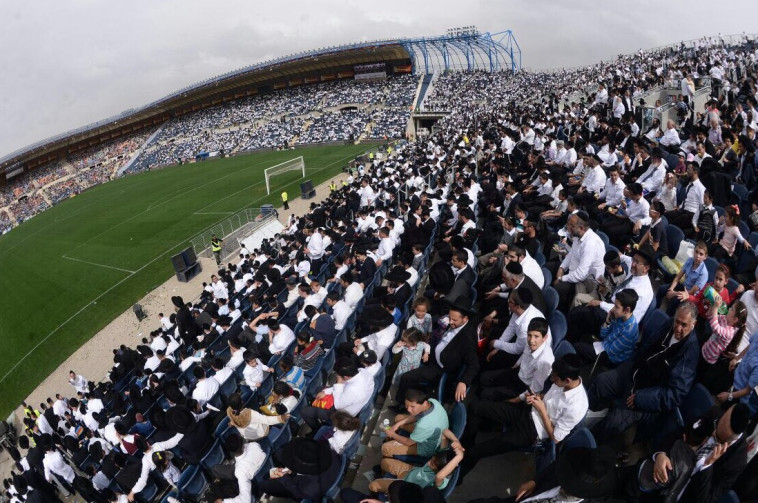 האלפים גודשים את טדי. צילום: שוקי לרר