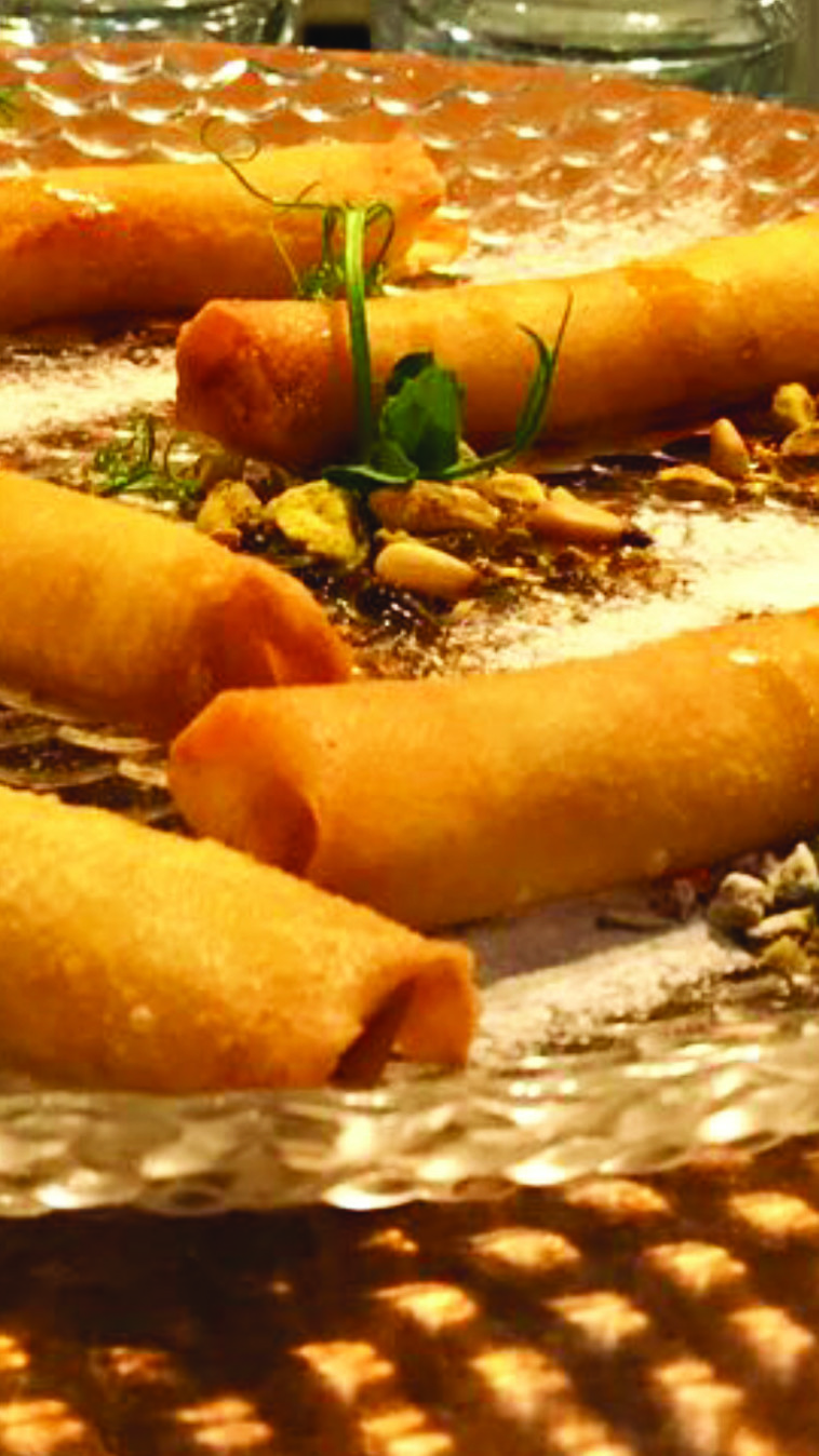 סיגרים עם פיסטוקים, הל ולימון. ניתן להגיש על צלחת הגשה ולפזר מעט אבקת סוכר. צילום: יוסי אלוני