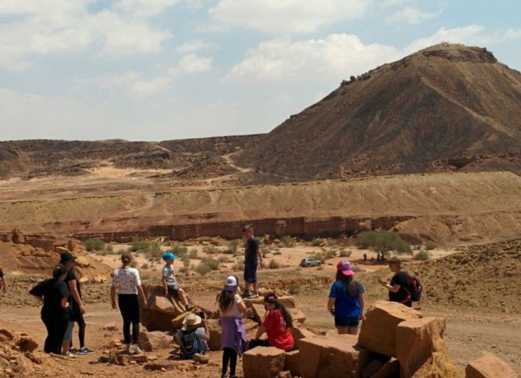 מטיילים באזור מכתש רמון, היום. צילום: רשות הטבע והגנים