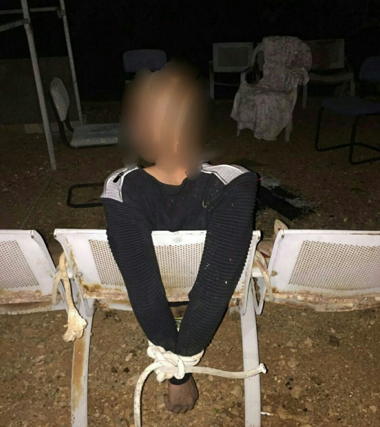 הקורבן. נכבל, הוכה ונכווה על ידי חוטפיו. צילום: דוברות המשטרה