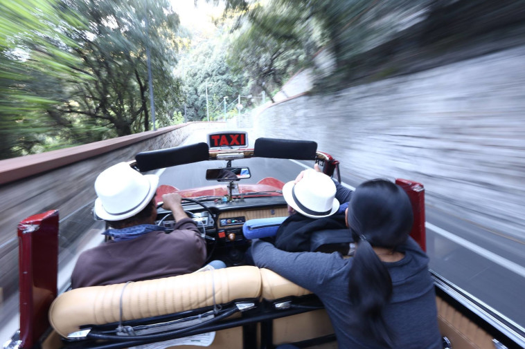 שי ראשוני במונית פתוחת גג באיטליה. צילום:TLD photography