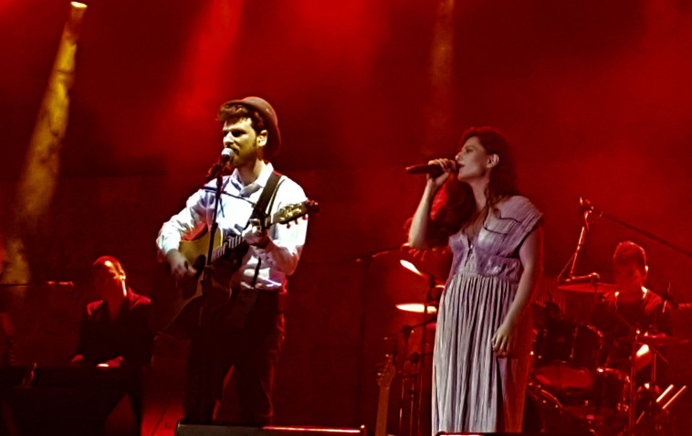 אריק ברמן עם מירי מסיקה שהרטיטה את לבבות הקהל עם ביצוע מיוחד לג'וני. צילום: חן לב