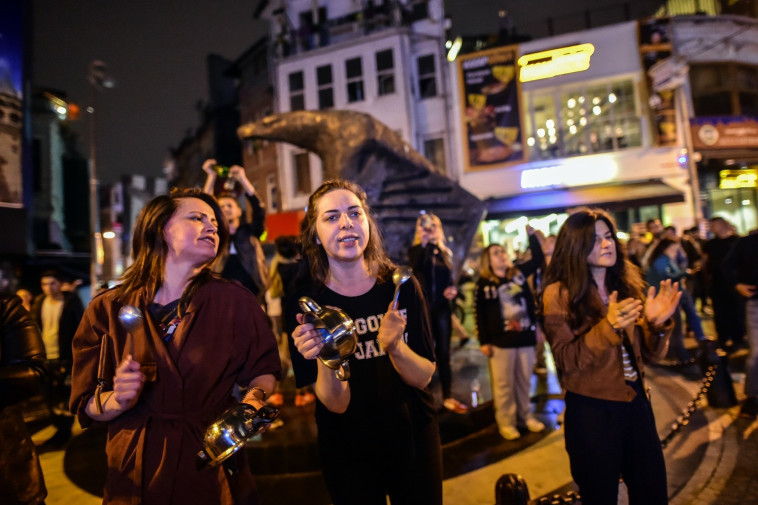 המתנגדים תופפו בסירים. צילום: AFP
