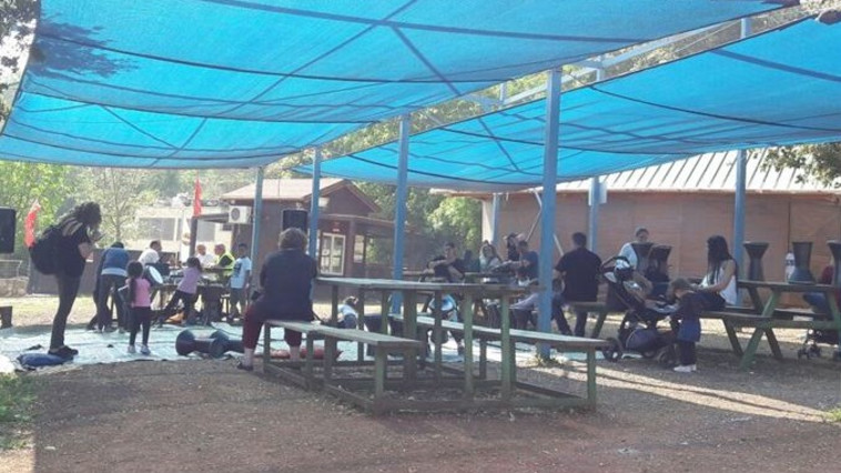 מטיילים בצוק מנרה. צילום: אלעד מנטל