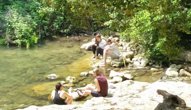 מטיילים בנחל כזיב. עואד רכאד, רשות הטבע והגנים