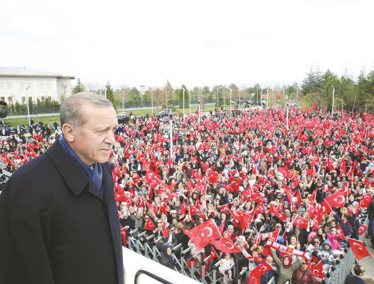 ארדואן עם קהל תומכיו. צילום: רויטרס