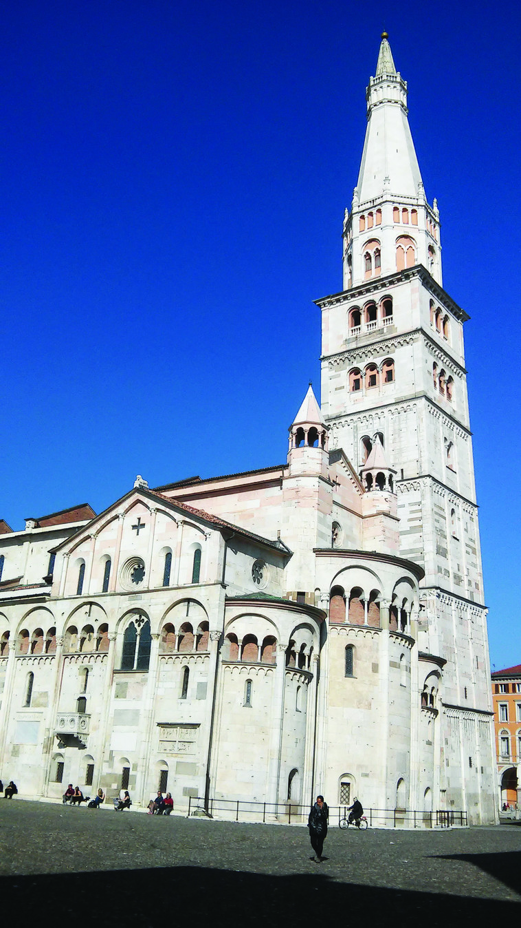 עטופים שיש ורוד בוהק. הקתדרלה והמגדל במודנה, צילום: מאיר בלייך