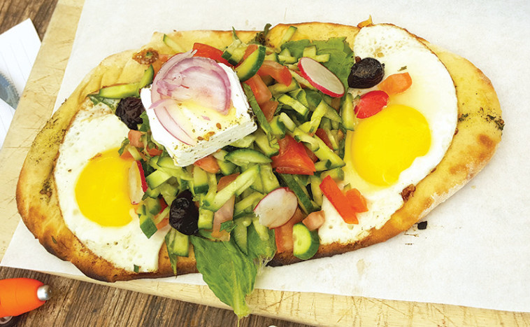 מבנה לא ברור לאכילה. flat bread יפואי, צילום: פרטי