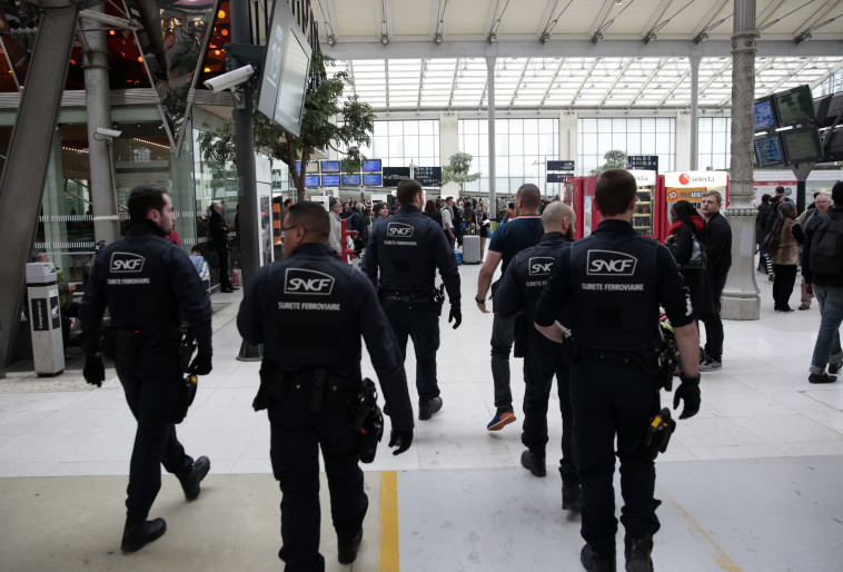 כוחות הביטחון בתחנת הרכבת גאר דו נור. צילום: AFP