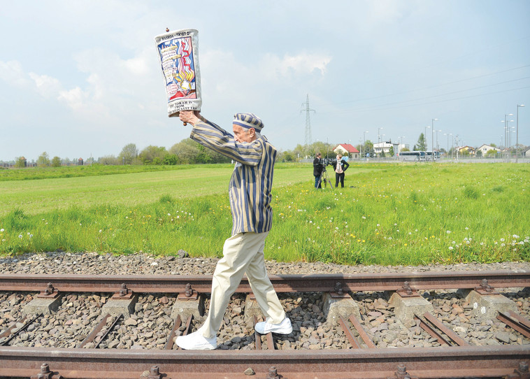 ניצול שואה צועד לאושוויץ. צילום: יוסי זליגר, פלאש 90