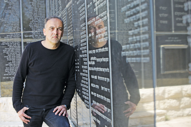 אדם שידלובסקי. יצא למסע בעקבות משפחת לסקר. צילום: אלוני מור