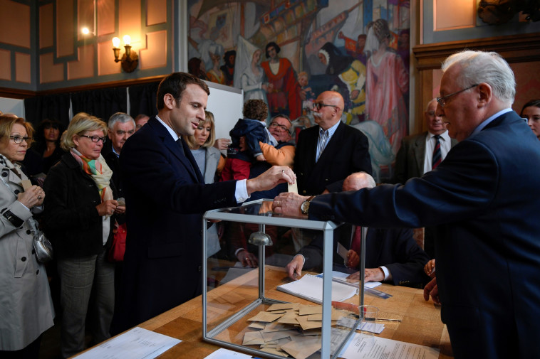 עמנואל מקרון מצביע בבחירות היום. לפי הסקרים הוא המועמד המוביל. צילום: רויטרס