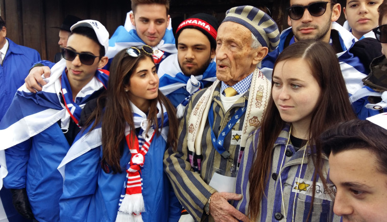 ניצול שואה עם נכדתו שלבשה את הכותונת של סבתה. צילום: משה כהן