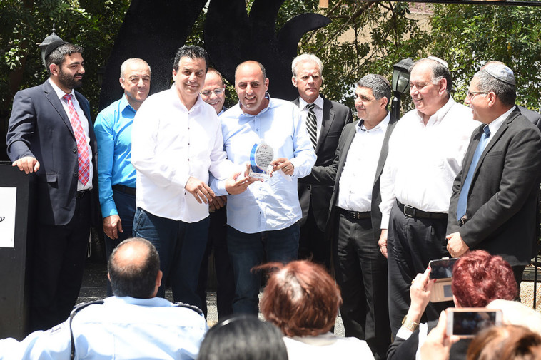 אלי לוי מקבל את הפרס, היום. צילום: ג'ו לוצ'יאנו