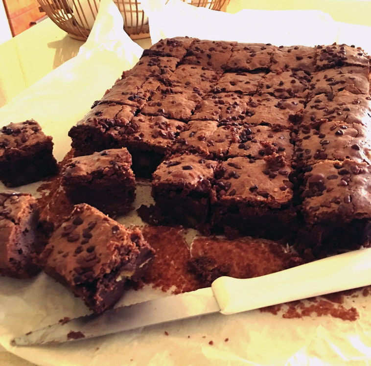 רצוי לרפד את תבנית האפייה. ריבועי בראוניז 