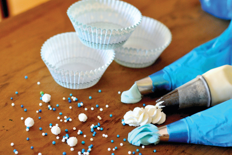 מכניסים לשקיות הזילוף ומזלפים תלוליות או פרחים על הקאפקייקס. צילום: פסקל פרץ-רובין