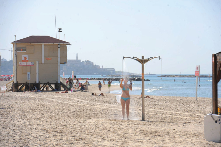 חוף הים בתל אביב. בסופ&quot;ש המעלות יעלו ומבלים תהיה הזדמנות לחזור להתרחץ. צילום: ראובן קסטרו