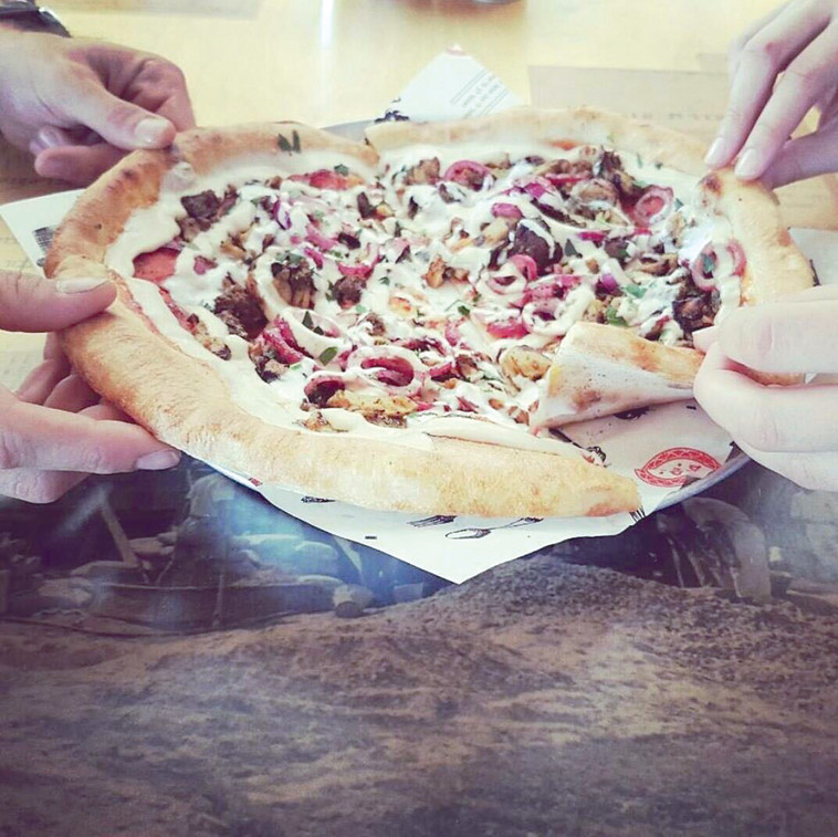 פיצה ב&quot;קופינאס&quot;. צילום: יואב רפאלי