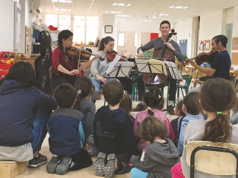 נגני &quot;מוזתיקה&quot; מופיעים מול גן ילדים. צילום: יוסי זליגר