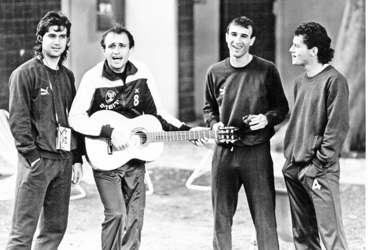 חוגגים אליפות במרחצאות עין גדי. מימין: גרי ונדמולן, אבי כהן, אורי מלמיליאן ומשה בן הרוש