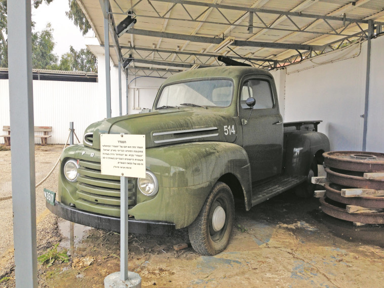 פריטים היסטוריים וחיזיון אור קולי. משטרת נהלל, צילום: מיטל שרעבי