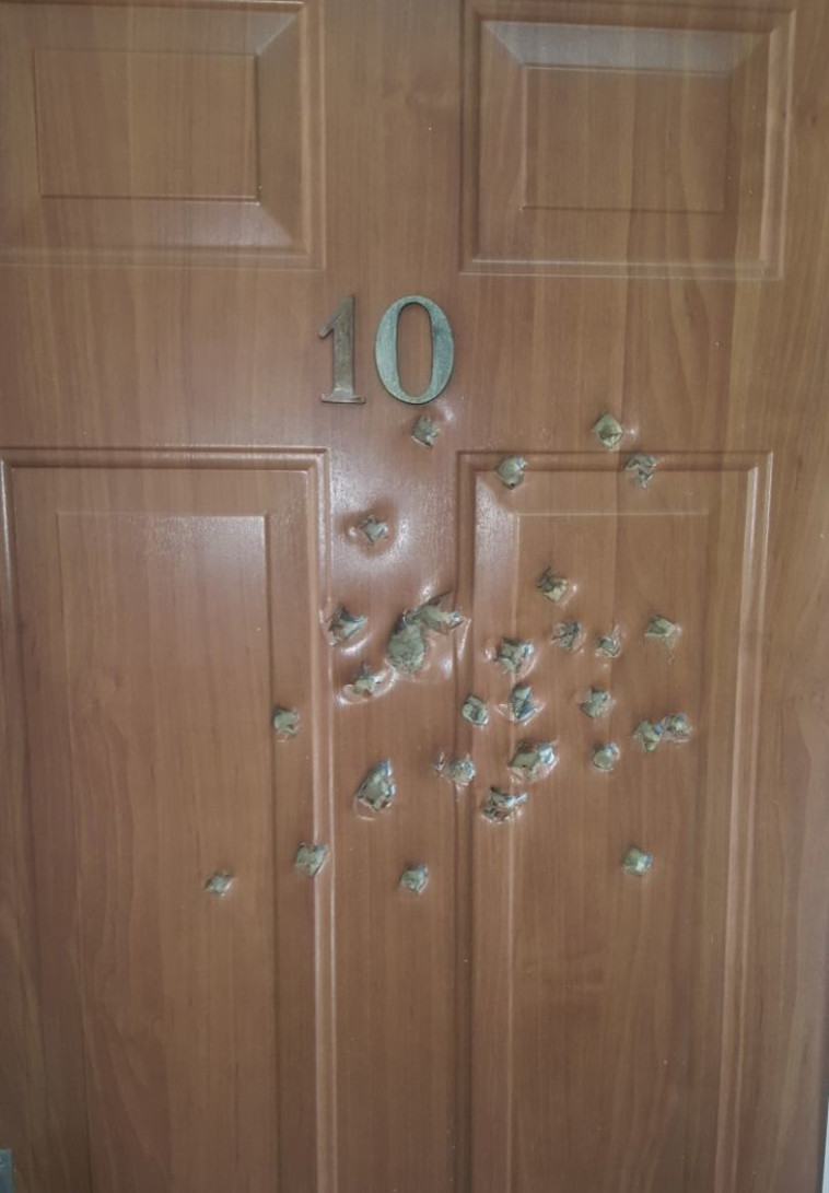 דלת שניזוקה ב'שלוותה'. צילום: דוברות המשטרה