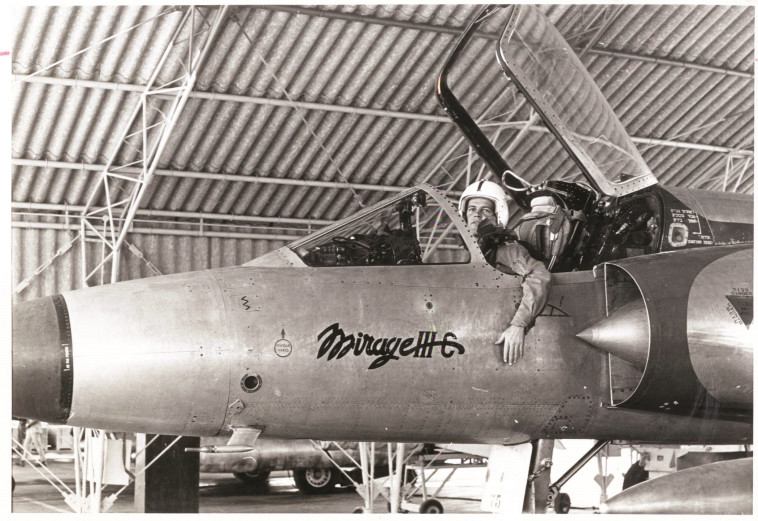 עליונות אווירית מוחלטת. טייס ישראלי במטוס מיראג', צילום: עיתון במחנה