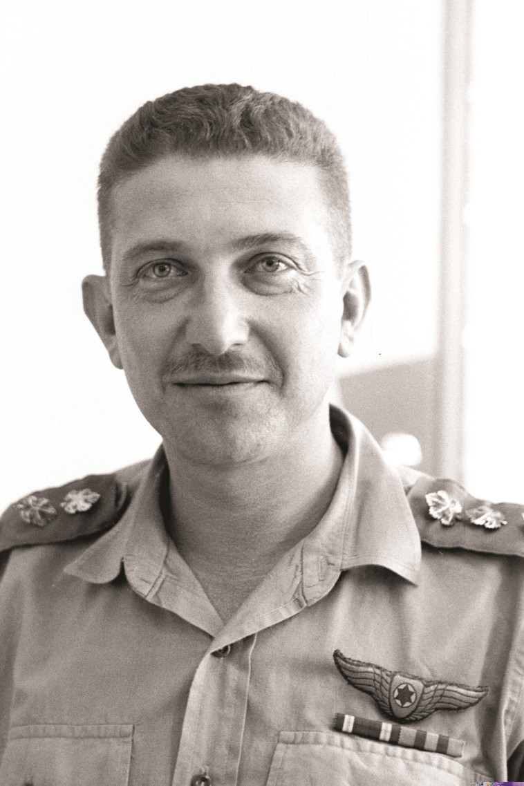 תרומה שהיא בבחינת נס. עזר ויצמן, צילום: פריץ כהן, לע"מ תרומה שהיא בבחינת נס. עזר ויצמן, צילום: פריץ כהן, לע"מ
