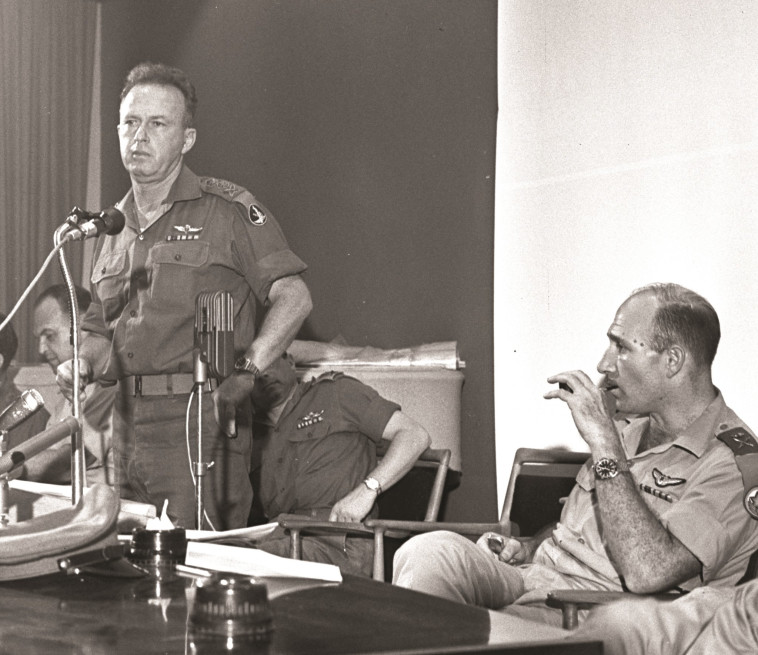 לא האמין ביכולותיו. רא&quot;ל יצחק רבין והאלוף מוטי הוד. צילום: לע&quot;מ