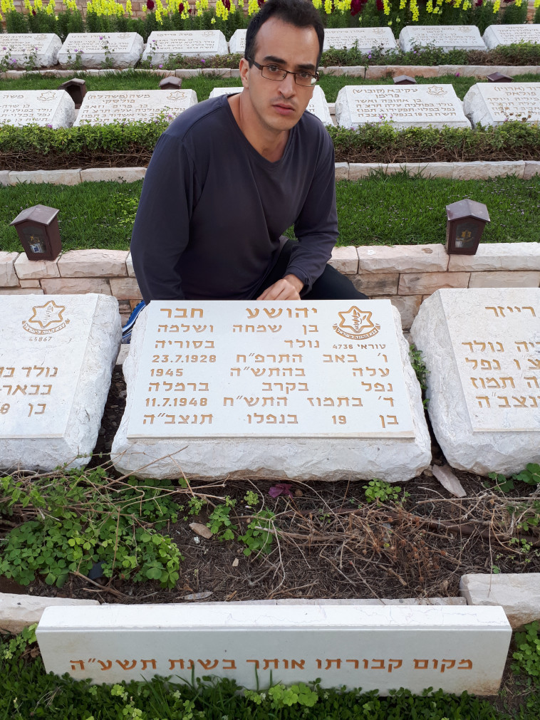 פטימר לצד קברו של קרוב משפחתו חבר ז&quot;ל. סגירת מעגל. צילום פרטי