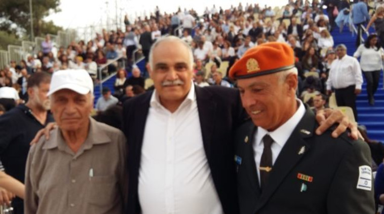 המפקד החדש של הטקס, שמעון דרעי עם המפקד המיתולוגי במשך עשרות שנים, דוד רוקני. צילום: משה כהן