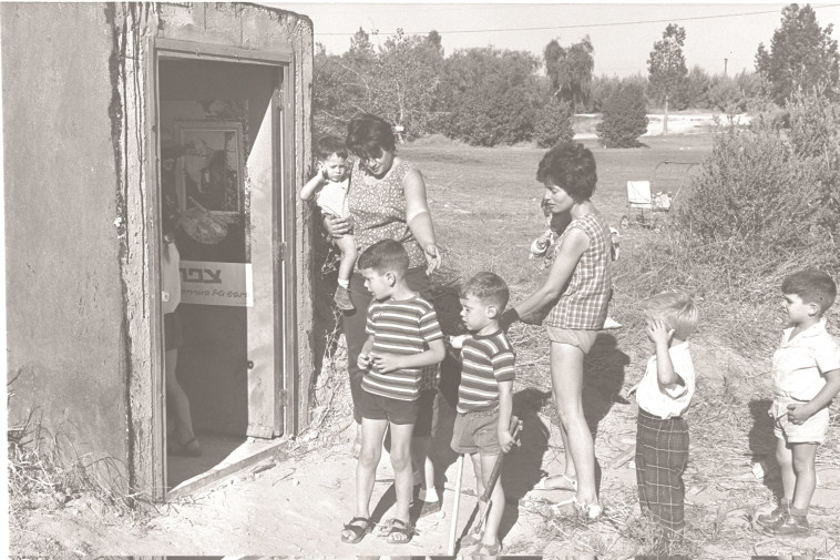 תושבי נחל עוז מתרגלים ירידה למקלט. צילום: לע&quot;מ