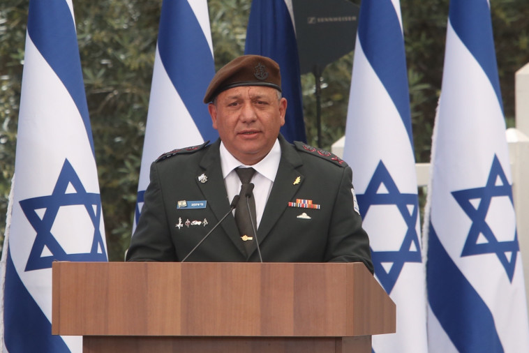 הרמטכ&quot;ל. ליברמן מקשיב לו. צילום: מרק ישראל סלם