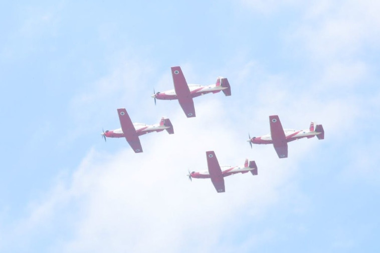 מטס חיל האוויר מעל שמי תל אביב. צילום: אבשלום ששוני