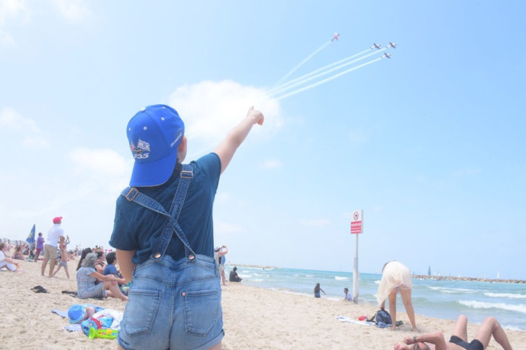 מטס חיל האוויר מעל שמי תל אביב. צילום: אבשלום ששוני