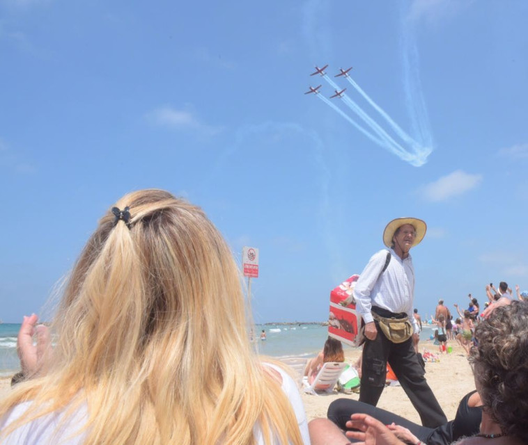 מטס חיל האוויר מעל שמי תל אביב. צילום: אבשלום ששוני