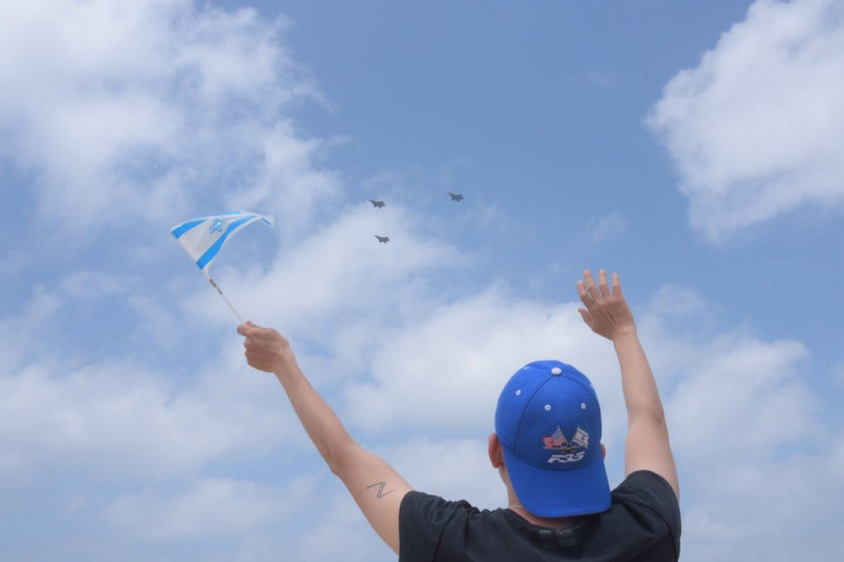 מטוס ה-F-35 מעל שמי תל אביב. צילום: אבשלום ששוני