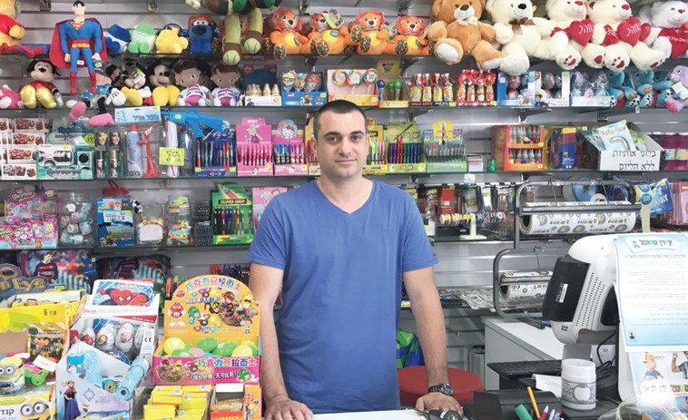 ירון מיטרני בחנות. צילום: יח"צ ירון מיטרני בחנות. צילום: יח"צ